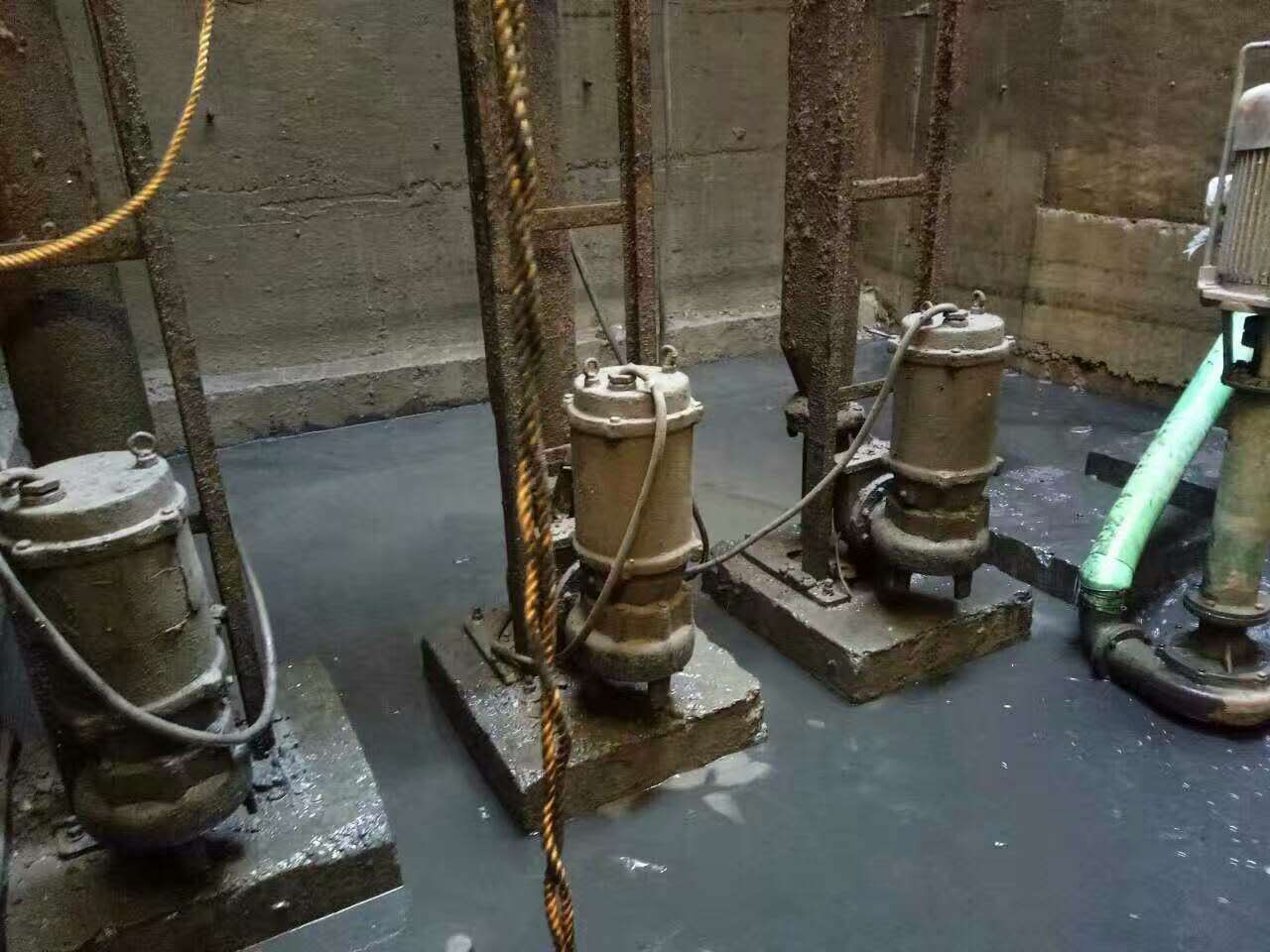 翰林镇污水池清理